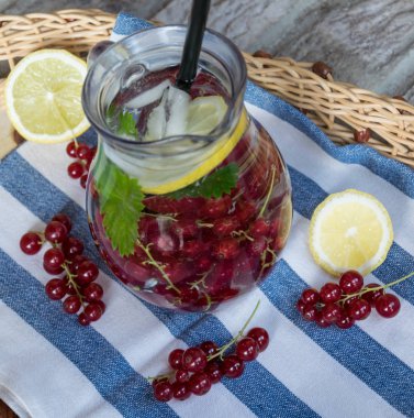 Ev yapımı ferahlatıcı limonata, buz ve limon ile kırmızı kuş üzümü
