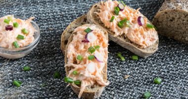 Lezzetli havuç lor ile ev yapımı ekmek taze soğan ile yayıldı