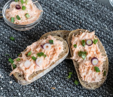 Lezzetli havuç lor ile ev yapımı ekmek taze soğan ile yayıldı