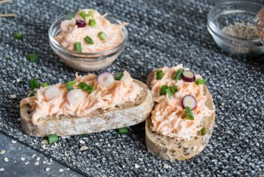 Lezzetli havuç lor ile ev yapımı ekmek taze soğan ile yayıldı