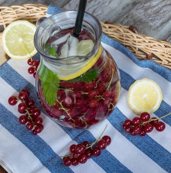 Ev yapımı ferahlatıcı limonata, buz ve limon ile kırmızı kuş üzümü