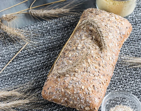 Домашние хлебные крошки с кукурузными початками — стоковое фото