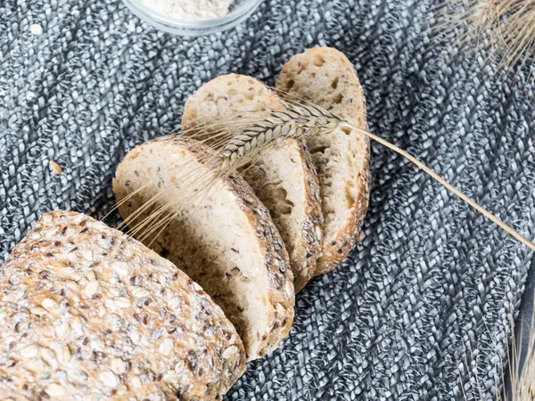 Migalhas de pão crocante caseiro com espigas de milho — Fotografia de Stock