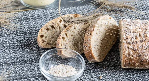 Migalhas de pão crocante caseiro com espigas de milho — Fotografia de Stock