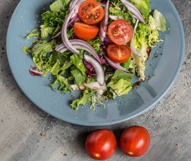 Taze hafif yaz salatası sebze, zeytin yağı ve ev yapımı ekmek ile İtalyan balsam
