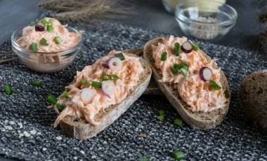 Lezzetli havuç lor ile ev yapımı ekmek taze soğan ile yayıldı