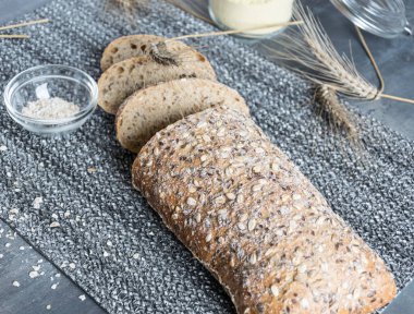 Mısır koçanı ile ev yapımı gevrek ekmek kırıntısı