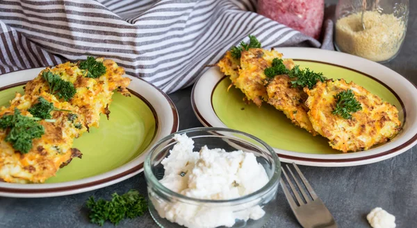 Легкие торты из Couscous, цветной капусты и специи запеченные в духовке — стоковое фото