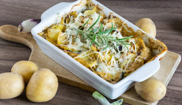 Bratkartoffeln mit Rosmarin und Austernsoße bestreut mit Käse — Stockfoto