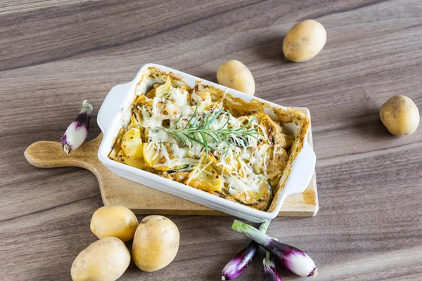 Gebakken aardappelen met rozemarijn en oester saus besprenkeld met kaas — Stockfoto