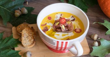 Hokaido pastırma ve kızarmış ekmek ile kabak, balkabağı çorbası