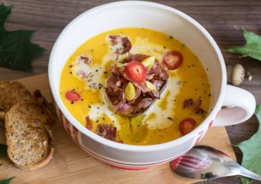 Hokaido pastırma ve kızarmış ekmek ile kabak, balkabağı çorbası