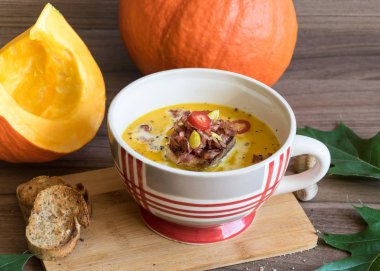 Hokaido pastırma ve kızarmış ekmek ile kabak, balkabağı çorbası