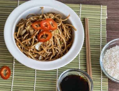 Sebze ve soya sosu ile Çin eriştesi