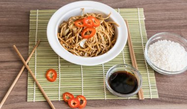 Sebze ve soya sosu ile Çin eriştesi