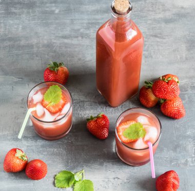 Buz ve çilek adet çilek suyu