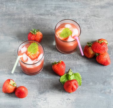 Buz ve çilek adet çilek suyu