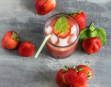 Buz ve çilek adet çilek suyu