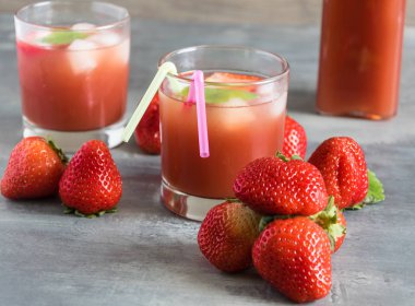 Buz ve çilek adet çilek suyu