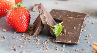 Süt ve acı çikolata çilek ve nane yaprakları ile