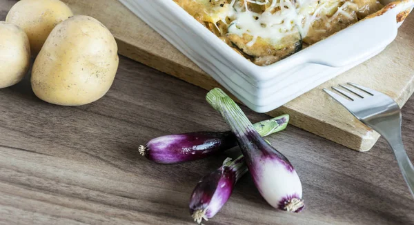Gebakken aardappelen met rozemarijn en oester saus besprenkeld met kaas — Stockfoto