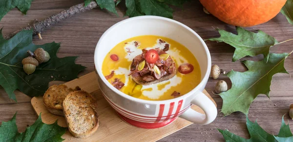 Hokaido pastırma ve kızarmış ekmek ile kabak, balkabağı çorbası