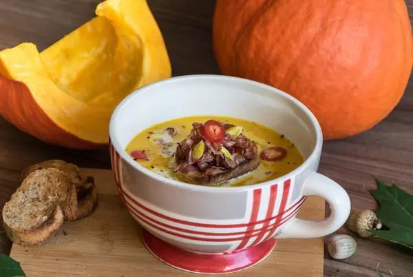 Hokaido pastırma ve kızarmış ekmek ile kabak, balkabağı çorbası