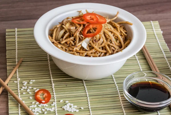 Sebze ve soya sosu ile Çin eriştesi