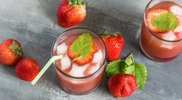 Buz ve çilek adet çilek suyu