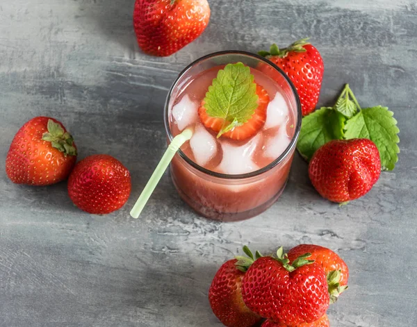 Buz ve çilek adet çilek suyu