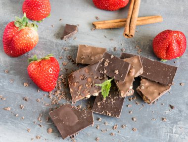 Süt ve acı çikolata çilek ve nane yaprakları ile