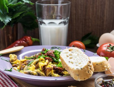 Kurutulmuş domates ve ev pişmiş mal yumurtayla karıştırılmış