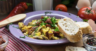 Kurutulmuş domates ve ev pişmiş mal yumurtayla karıştırılmış