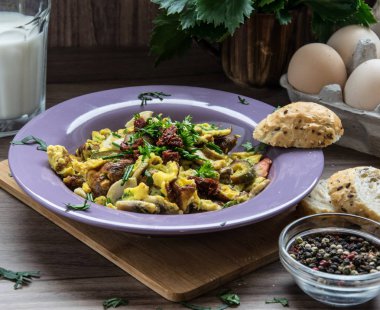 Kurutulmuş domates ve ev pişmiş mal yumurtayla karıştırılmış