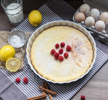 Ahududu ve limon ile ev yapımı peynirli kek. Hassas tatlı kahve için