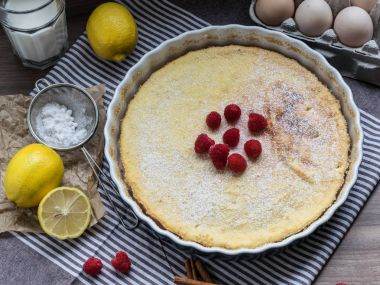 Ahududu ve limon ile ev yapımı peynirli kek. Hassas tatlı kahve için