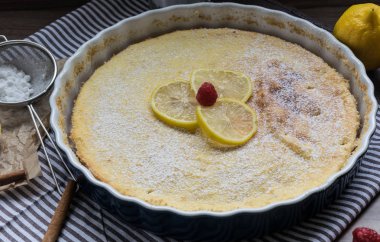 Ahududu ve limon ile ev yapımı peynirli kek. Hassas tatlı kahve için