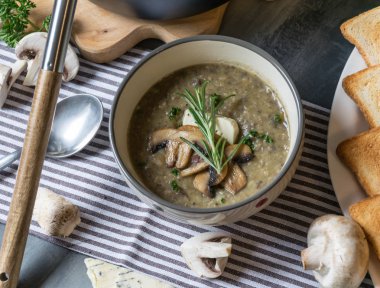 Mavi peynir ve taze maydanoz ile mantar çorbası