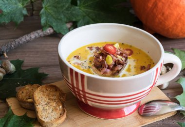 Hokaido pastırma ve kızarmış ekmek ile kabak, balkabağı çorbası