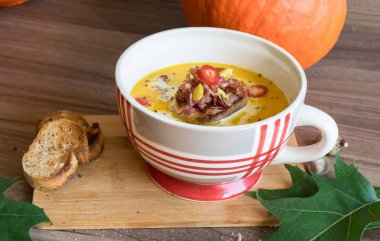 Hokaido pastırma ve kızarmış ekmek ile kabak, balkabağı çorbası