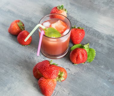 Buz ve çilek adet çilek suyu