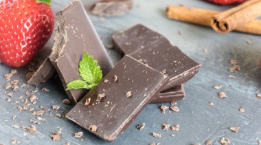 Süt ve acı çikolata çilek ve nane yaprakları ile