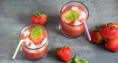 Buz ve çilek adet çilek suyu