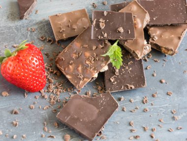 Süt ve acı çikolata çilek ve nane yaprakları ile