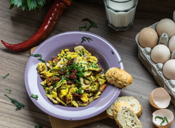 Kurutulmuş domates ve ev pişmiş mal yumurtayla karıştırılmış