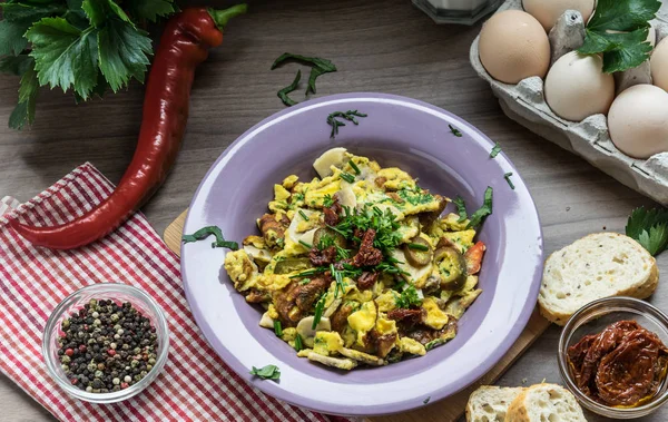 Kurutulmuş domates ve ev pişmiş mal yumurtayla karıştırılmış