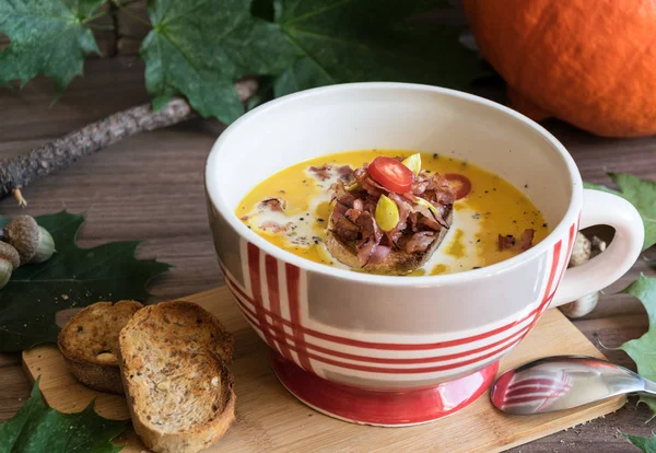 Hokaido pastırma ve kızarmış ekmek ile kabak, balkabağı çorbası