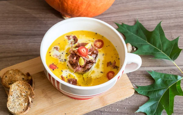 Hokaido pastırma ve kızarmış ekmek ile kabak, balkabağı çorbası