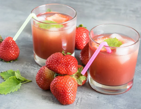 Jus de fraise avec morceaux de glace et de fraise — Photo