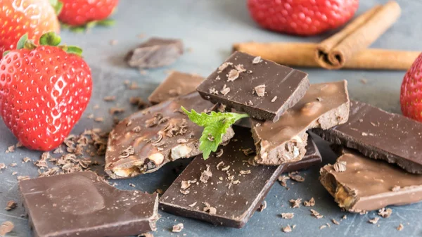 Süt ve acı çikolata çilek ve nane yaprakları ile